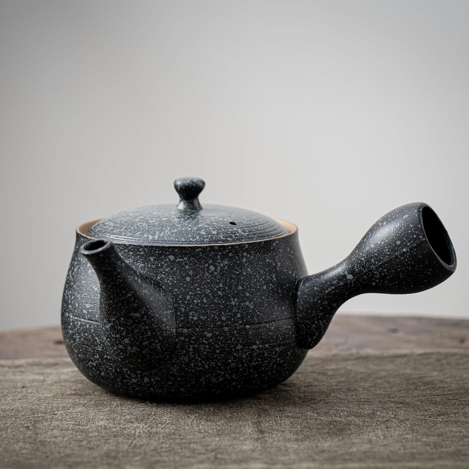 Théière en céramique TEANAGOO avec infuseurs pour thé en vrac | Grandes théières à poignée latérale/Kyusu japonais (21 oz) infuseur | Théières chinoises Ensemble porcelaine VP2,Rock Black