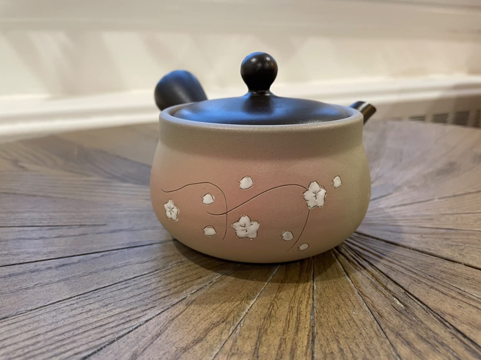 Japanese Green Tea Co. Théière japonaise en argile rouge pour thé vert (255 g) – Théière traditionnelle en argile fabriquée en Tokoname avec motif floral – Système de maille fine pour thé Fukamushi à