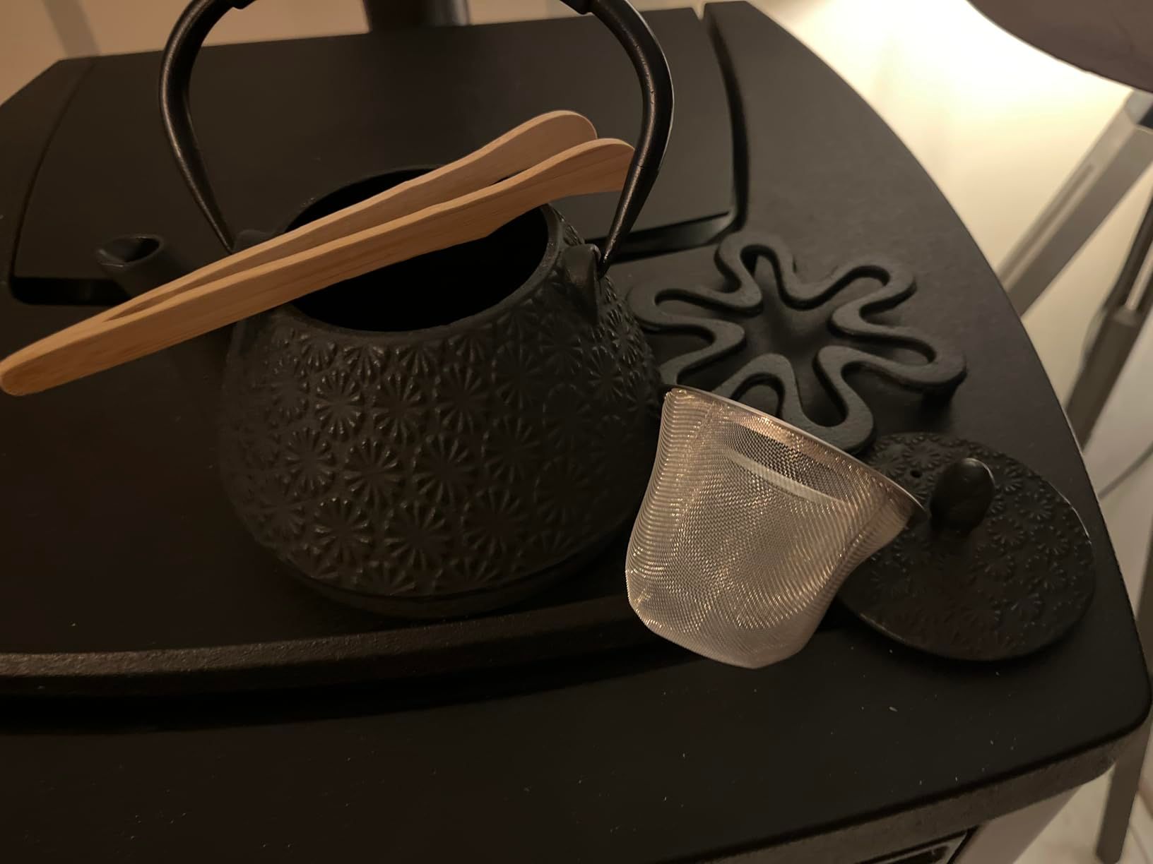 Théière en fonte japonaise à motif de sakura en émail, 950 ml, avec infuseur pour thé en feuille et café, poignée en silicone, sûre pour la cuisinière, 32 oz bleu