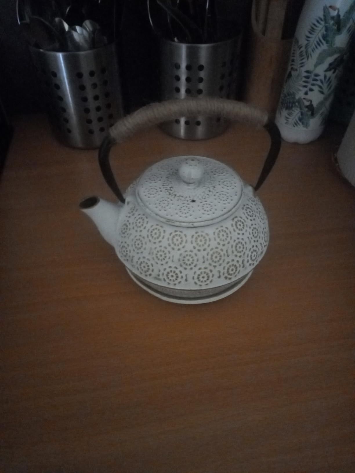 Théière en Fonte avec Infuser, 600ml Théière Induction pour Thé Noir, Bouilloire à Thé pour Les Amateurs de Thé, Noir