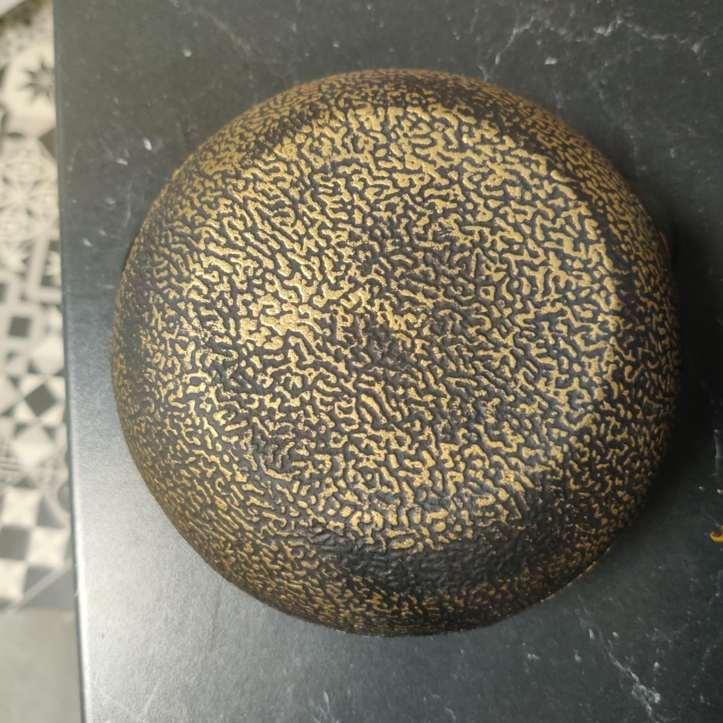 Arare THEIERE en Fonte 1,1 Litre | Théière en Fonte avec Infuseur | Entièrement émaillée de l'intérieur | Prépare Une Tasse de Thé Parfaite | Design Authentique Japonais à Picots | Arare Bleu