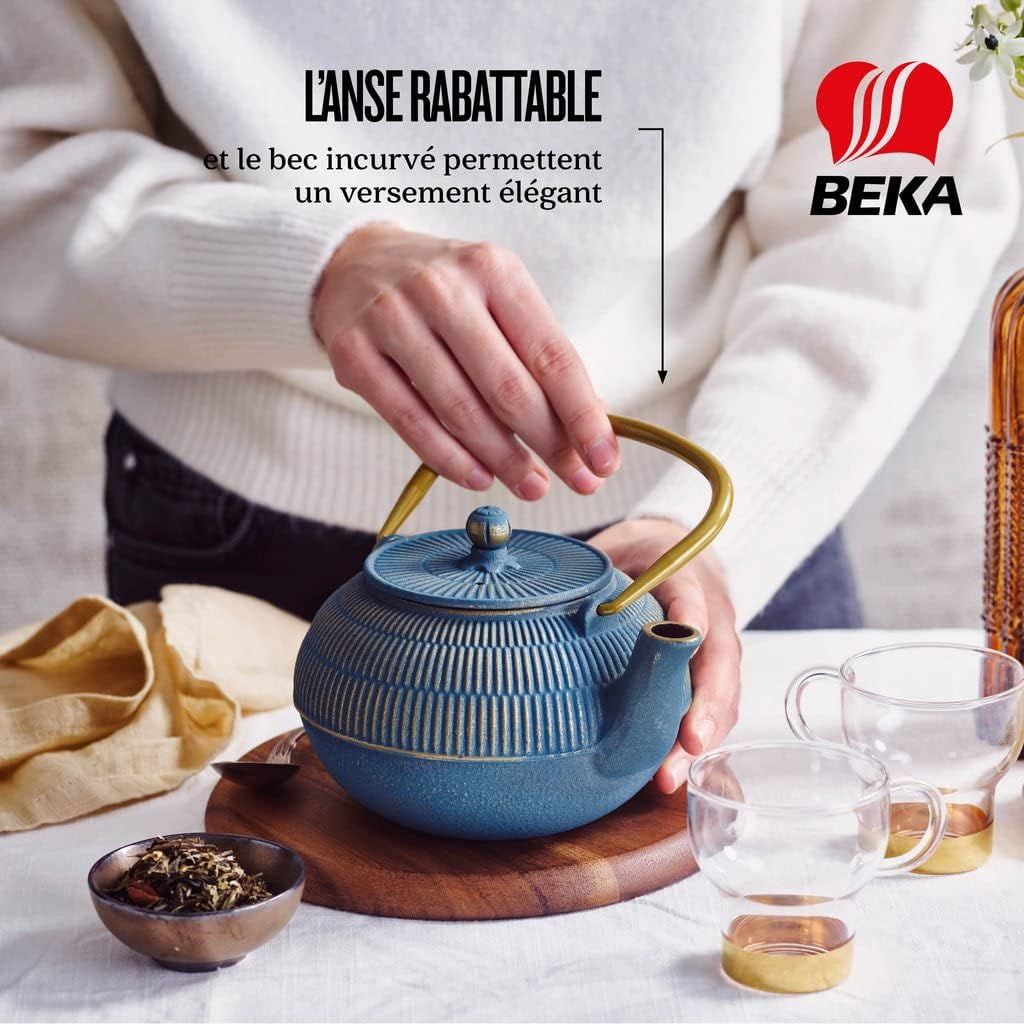 Beka Yuan théière en fonte japonaise 0,9 L - Théière avec infuseur en inox, anse rabattable et bec veseur anti-goutte - Bouilloire compatible avec tous feux - Théière orientale bleue