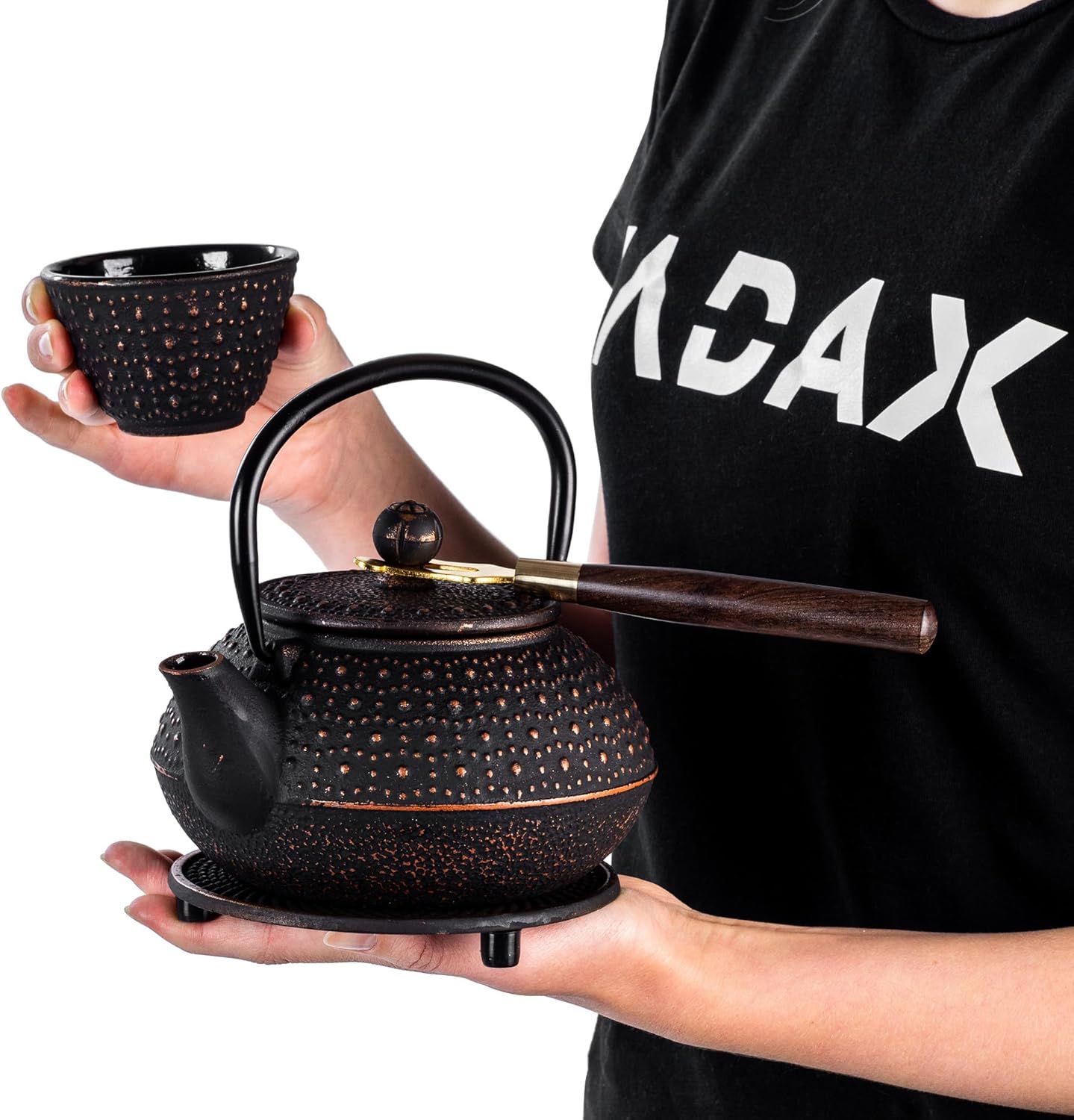 KADAX Théière Japonaise en Fonte de 850ml avec Intérieur Émaillé, Quatre Tasses et Infuseur pour Thé en Vrac, Service à Thé Traditionnel (Noir)