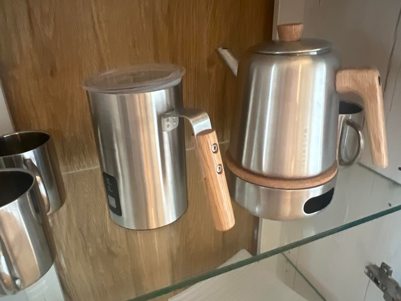 WALDWERK Théière avec Infuseur (1,1L) en Acier Inoxydable 304 - Poignées en Bois de Chêne, Sans Goutte, Filtre Amovible et Réchaud