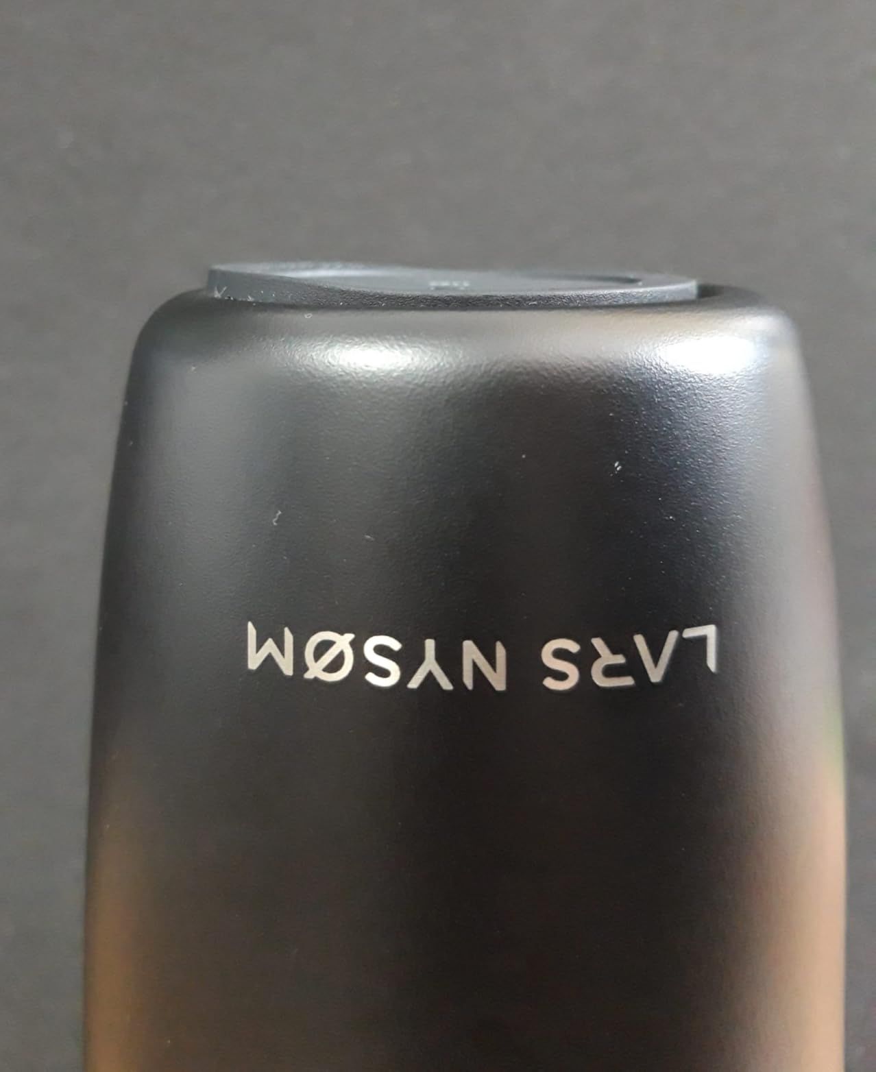 LARS NYSØM Mug Isotherme Cafe to-go avec sangle et couvercle en tritan 500ml | Tasse de voyage 0.5 L avec isolation | Tasse thermique avec design à motif en acier inoxydable (Beige/Leopard/Black)