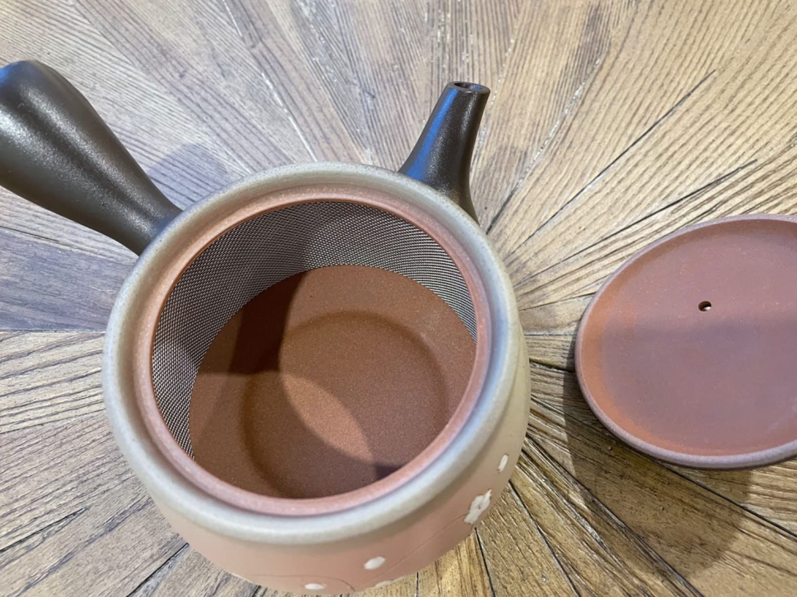 Japanese Green Tea Co. Théière japonaise en argile rouge pour thé vert (255 g) – Théière traditionnelle en argile fabriquée en Tokoname avec motif floral – Système de maille fine pour thé Fukamushi à