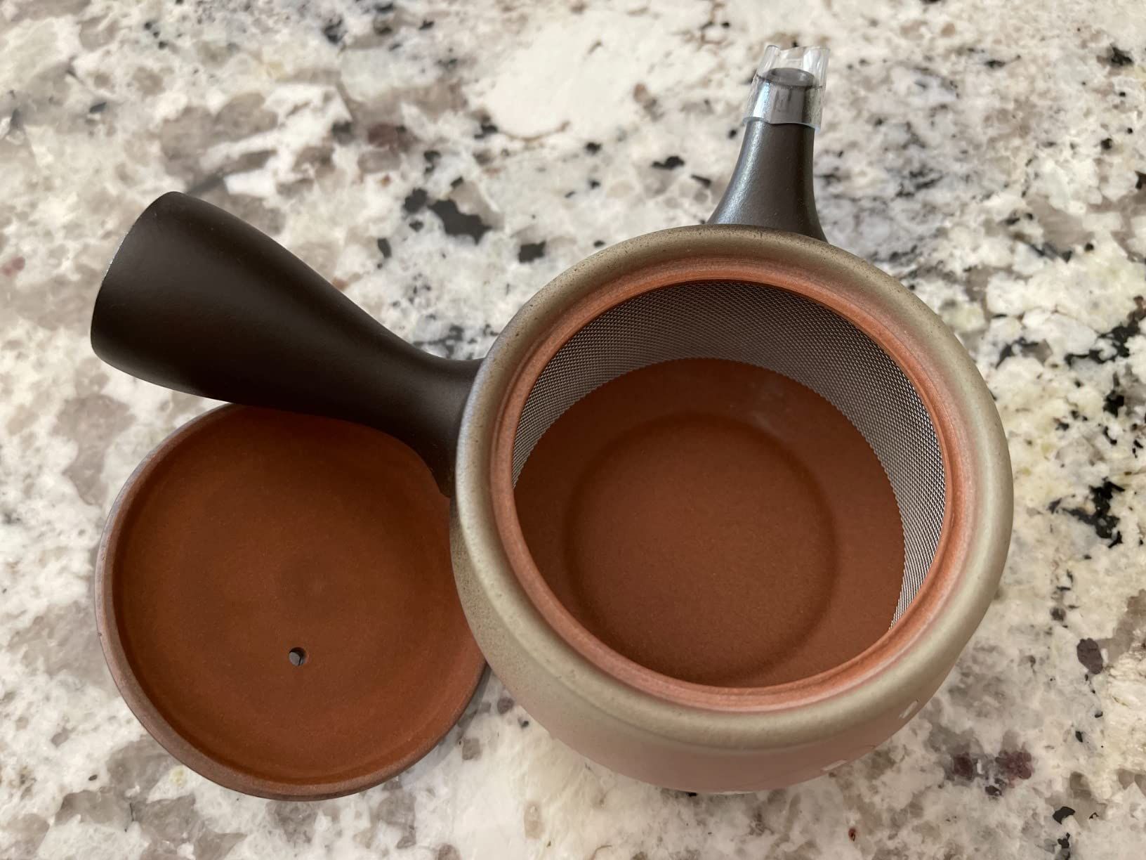 Japanese Green Tea Co. Théière japonaise en argile rouge pour thé vert (255 g) – Théière traditionnelle en argile fabriquée en Tokoname avec motif floral – Système de maille fine pour thé Fukamushi à