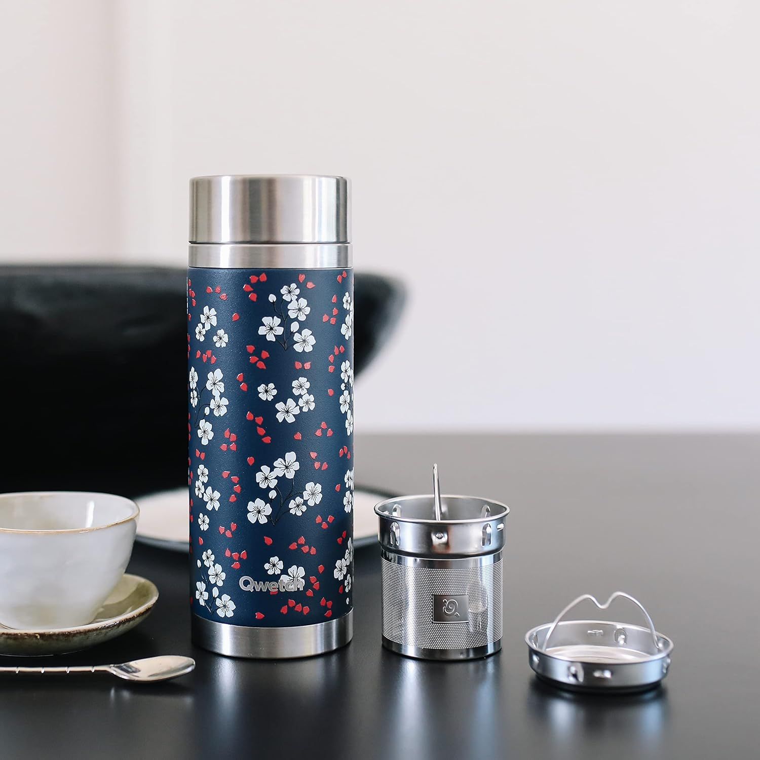 Qwetch - Théière Infusion Isotherme - Hanami Bleu 400ml - Bouteille infuseur Nomade Inox - 5h Chaud et 7h Froid Sans BPA, Étanche & Reutilisable - Idéale pour Thé, Café, Fruit, Tisane