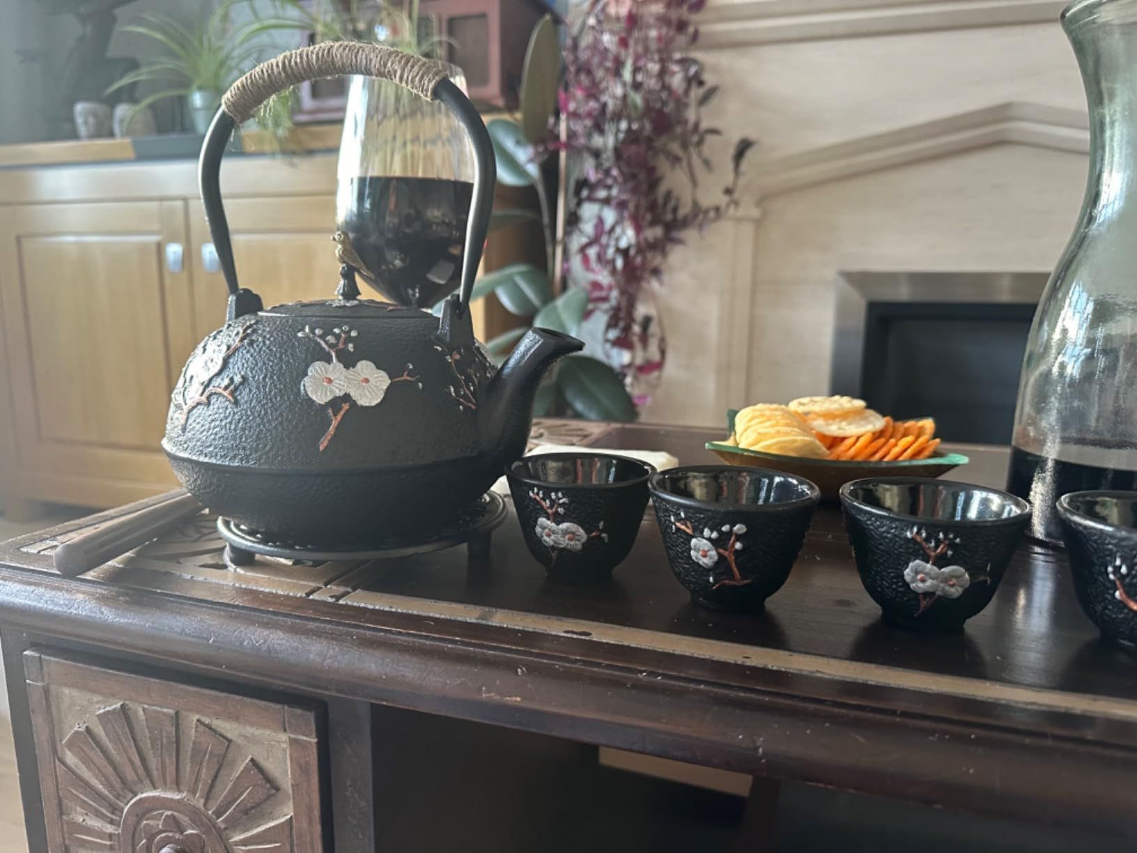 Dyna-Living Théière en fonte japonaise de 1200 ml avec infuseur, émail brillant à l'intérieur, théière en forme de fleur de prunier avec tasses, support, pot en fer pour cuisinière