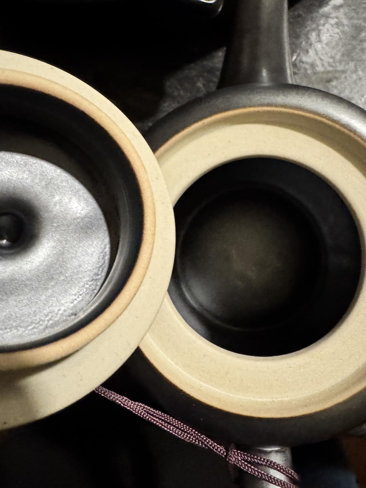 Théière en céramique de style rural avec infuseur en acier inoxydable 473,6 g – Théière en porcelaine fleurie et feuilles mobiles (vert)